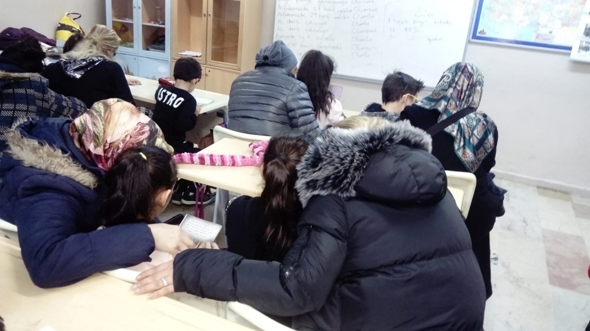 2/D sınıfı öğrencileri okuma saatinde velilerine kitap okuyor. 