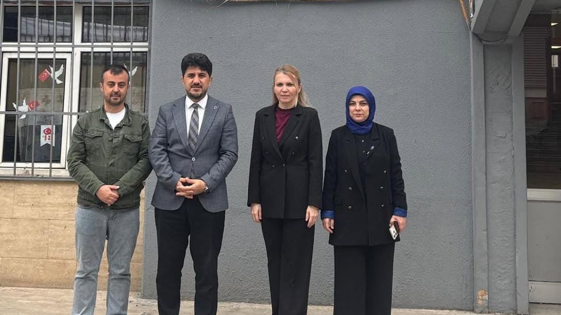 Bakanlık Daire Başkanı, İl Milli Eğitim Müdür Yardımcısı ve İlçe Müdürümüz Deprem Sonrası Okulumuzu İnceledi